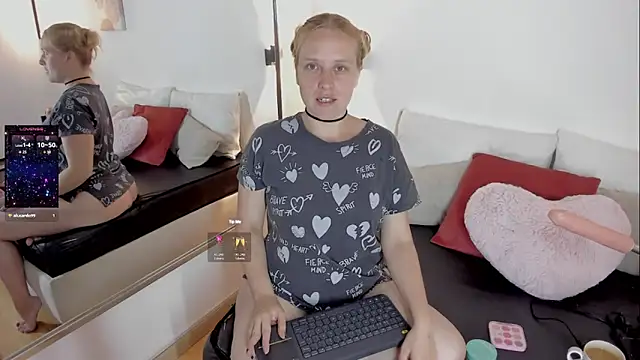 Snapshot of EmilySumer chatting on April 24, 4:03 am EmilySumer online show from April 24, 4:03 am