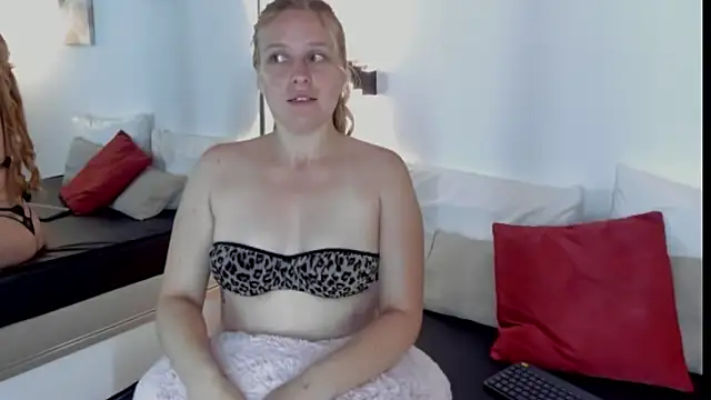 EmilySumer online show from April 17, 5:10 am