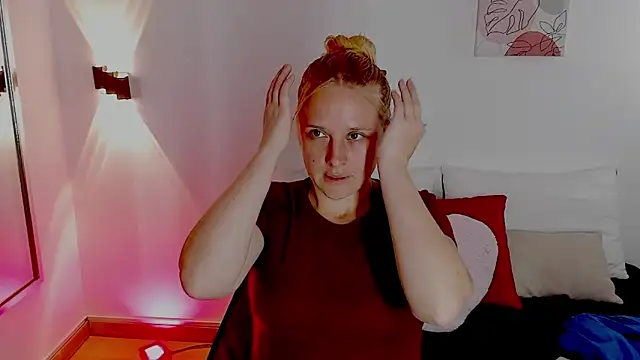 Snapshot of EmilySumer chatting on May 15, 10:19 pm EmilySumer online show from May 15, 10:19 pm