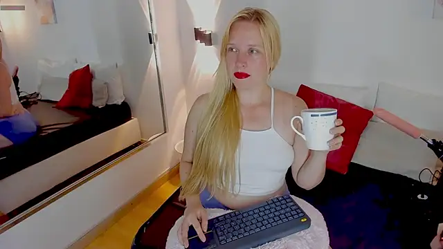 Snapshot of EmilySumer chatting on April 30, 4:30 am EmilySumer online show from April 30, 4:30 am