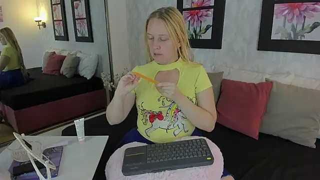 EmilySumer online show from October 16, 4:32 am