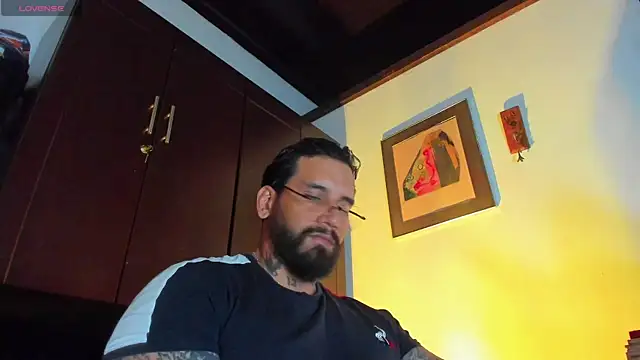 Snapshot of CamiloGray_ chatting on April 9, 3:29 pm CamiloGray online show from April 9, 3:29 pm