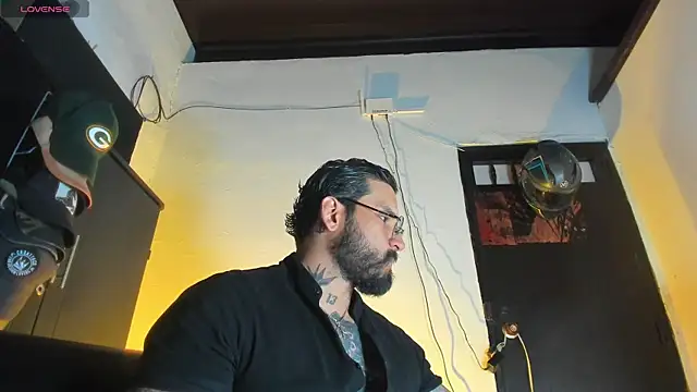 Snapshot of CamiloGray_ chatting on December 22, 2:50 pm CamiloGray online show from December 22, 2:50 pm