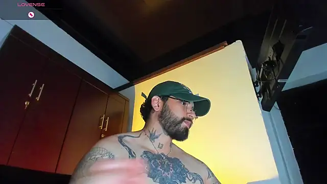 Snapshot of CamiloGray_ chatting on January 9, 3:52 pm CamiloGray online show from January 9, 3:52 pm