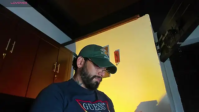 Snapshot of CamiloGray_ chatting on February 20, 3:25 pm CamiloGray online show from February 20, 3:25 pm