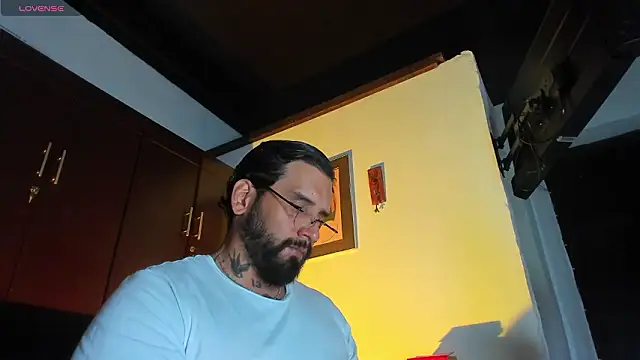 Snapshot of CamiloGray_ chatting on February 24, 2:07 pm CamiloGray online show from February 24, 2:07 pm