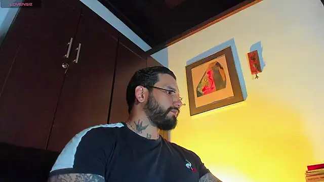 Snapshot of CamiloGray_ chatting on March 25, 2:16 pm CamiloGray online show from March 25, 2:16 pm