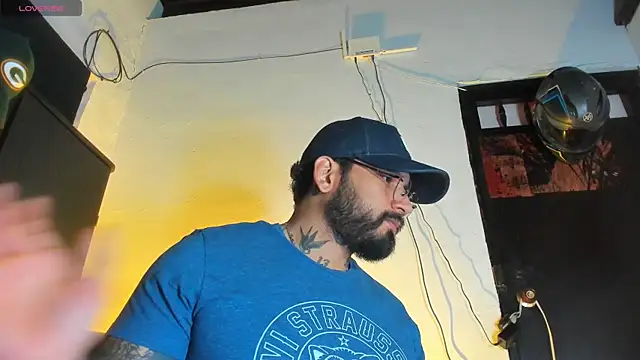 Snapshot of CamiloGray_ chatting on December 21, 1:35 pm CamiloGray online show from December 21, 1:35 pm