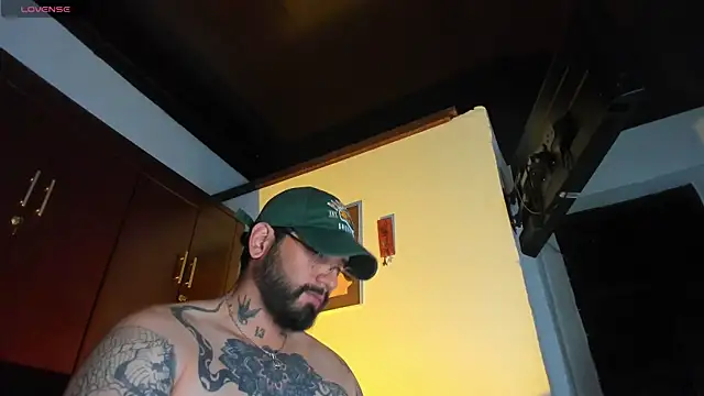 Snapshot of CamiloGray_ chatting on January 11, 1:51 pm CamiloGray online show from January 11, 1:51 pm