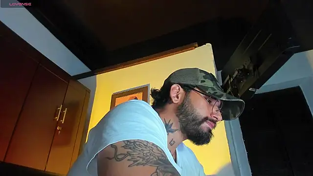 Snapshot of CamiloGray_ chatting on February 21, 2:08 pm CamiloGray online show from February 21, 2:08 pm