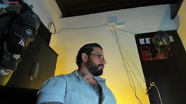 Snapshot of CamiloGray_ chatting on January 8, 1:50 pm CamiloGray online show from January 8, 1:50 pm