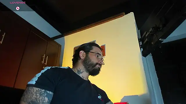 Snapshot of CamiloGray_ chatting on February 4, 2:56 pm CamiloGray online show from February 4, 2:56 pm