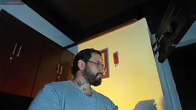 Snapshot of CamiloGray_ chatting on February 27, 2:39 pm CamiloGray online show from February 27, 2:39 pm