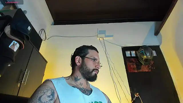 Snapshot of CamiloGray_ chatting on January 7, 2:22 pm CamiloGray online show from January 7, 2:22 pm