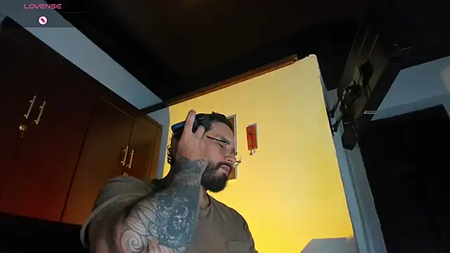 Snapshot of CamiloGray_ chatting on January 12, 2:46 pm CamiloGray online show from January 12, 2:46 pm