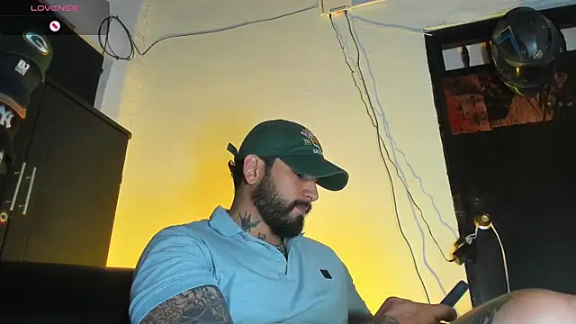 Snapshot of CamiloGray_ chatting on December 17, 2:44 pm CamiloGray online show from December 17, 2:44 pm