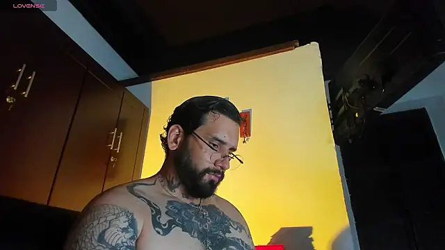 Snapshot of CamiloGray_ chatting on March 6, 2:45 pm CamiloGray online show from March 6, 2:45 pm