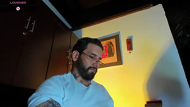 Snapshot of CamiloGray_ chatting on March 12, 2:43 pm CamiloGray online show from March 12, 2:43 pm