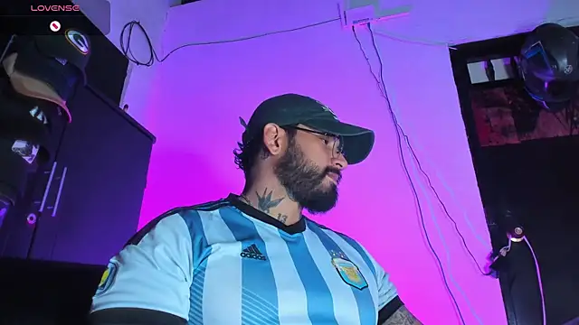 Snapshot of CamiloGray_ chatting on December 19, 2:30 pm CamiloGray online show from December 19, 2:30 pm