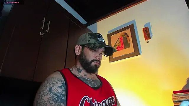 Snapshot of CamiloGray_ chatting on March 27, 3:46 pm CamiloGray online show from March 27, 3:46 pm