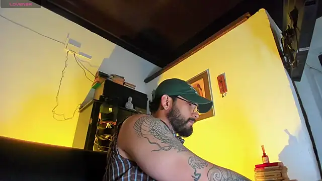 Snapshot of CamiloGray_ chatting on December 15, 2:56 pm CamiloGray online show from December 15, 2:56 pm