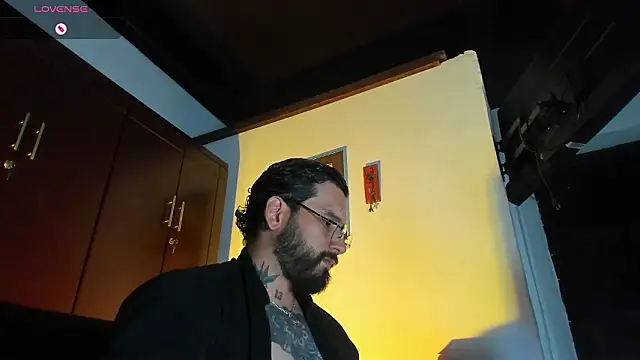 Snapshot of CamiloGray_ chatting on February 9, 1:42 pm CamiloGray online show from February 9, 1:42 pm