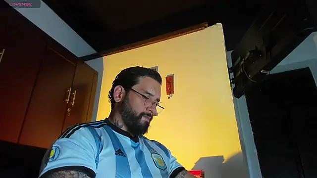 Snapshot of CamiloGray_ chatting on February 19, 2:47 pm CamiloGray online show from February 19, 2:47 pm