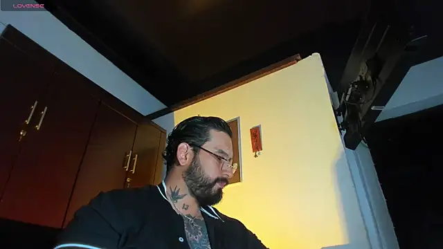 Snapshot of CamiloGray_ chatting on January 10, 12:44 pm CamiloGray online show from January 10, 12:44 pm