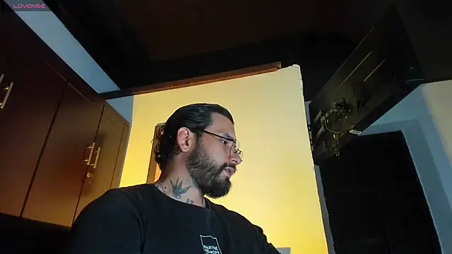 Snapshot of CamiloGray_ chatting on March 5, 2:46 pm CamiloGray online show from March 5, 2:46 pm