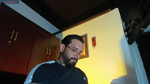 Snapshot of CamiloGray_ chatting on February 11, 2:17 pm CamiloGray online show from February 11, 2:17 pm