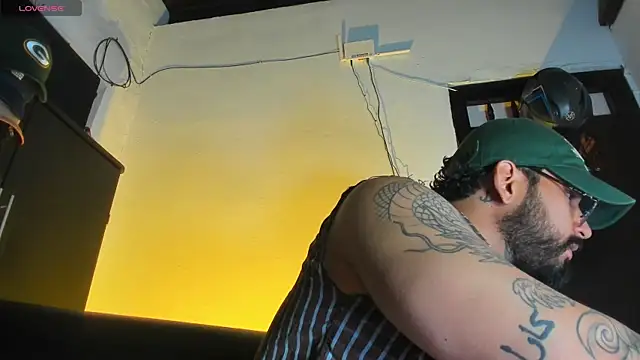 Snapshot of CamiloGray_ chatting on December 18, 2:10 pm CamiloGray online show from December 18, 2:10 pm