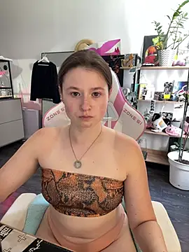 Snapshot of sweetest_pie chatting on July 17, 10:34 am sweetest pie online show from July 17, 10:34 am