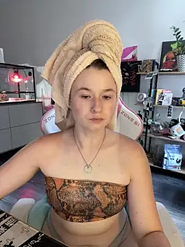Snapshot of sweetest_pie chatting on July 19, 4:04 pm sweetest pie online show from July 19, 4:04 pm