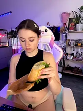 Snapshot of sweetest_pie chatting on November 16, 8:08 am sweetest pie online show from November 16, 8:08 am