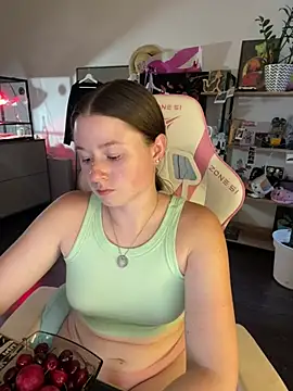 Snapshot of sweetest_pie chatting on July 15, 6:48 pm sweetest pie online show from July 15, 6:48 pm