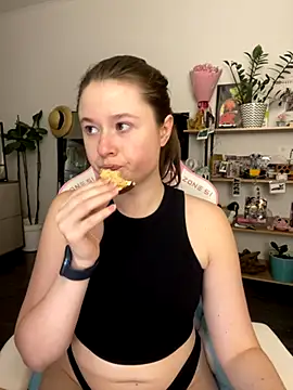 Snapshot of sweetest_pie chatting on November 13, 11:52 pm sweetest pie online show from November 13, 11:52 pm