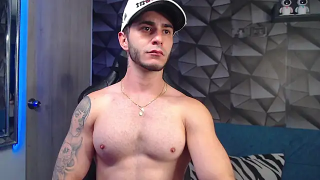 Snapshot of Latino_stud4u chatting on October 17, 1:31 am Latino stud4u online show from October 17, 1:31 am