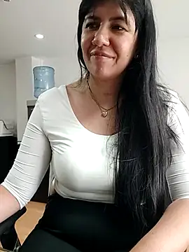 aisha latina online show from May 5, 3:04 pm