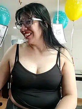 Snapshot of aisha_latina chatting on June 3, 2:33 pm aisha latina online show from June 3, 2:33 pm