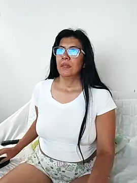 aisha latina online show from February 6, 3:19 pm