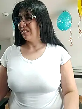 aisha latina online show from June 2, 2:39 pm