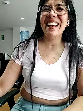 Snapshot of aisha_latina chatting on June 25, 2:44 pm aisha latina online show from June 25, 2:44 pm