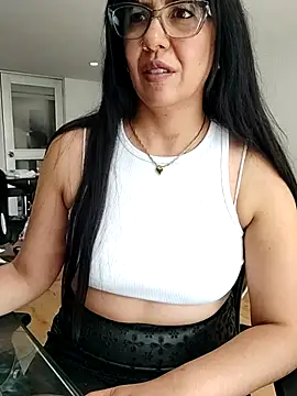 aisha latina online show from December 1, 3:02 pm