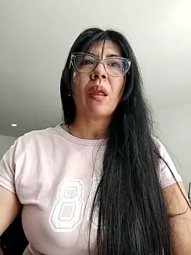 aisha latina online show from December 3, 3:33 pm