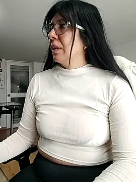 aisha latina online show from March 31, 4:42 pm