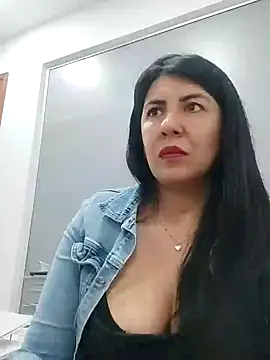 Snapshot of aisha_latina chatting on February 5, 8:35 pm aisha latina online show from February 5, 8:35 pm
