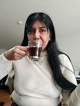 aisha latina online show from April 10, 2:24 pm