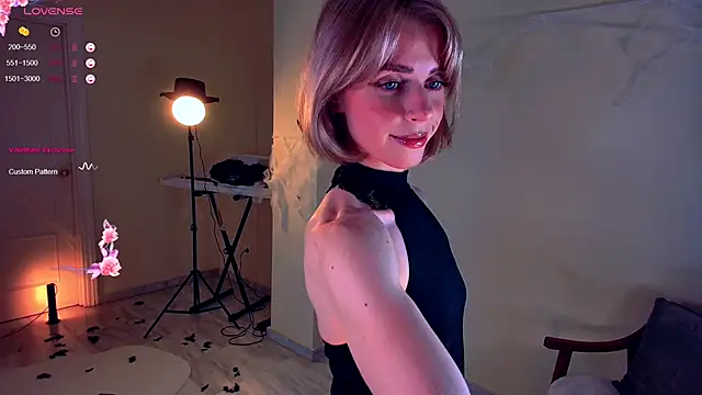 Snapshot of Arielle__03 chatting on October 31, 1:35 am Arielle 03 online show from October 31, 1:35 am