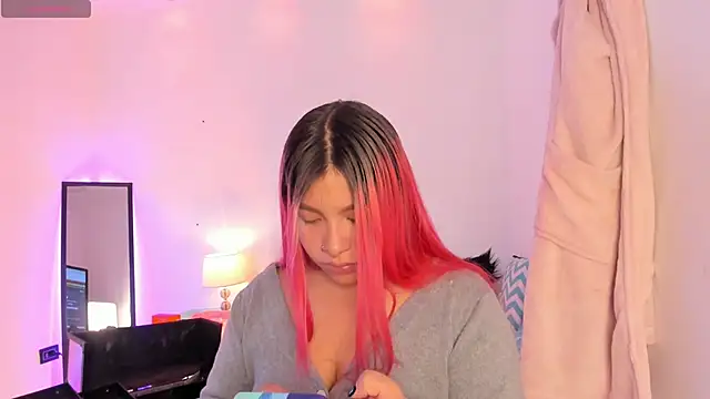 Snapshot of SophieRossi chatting on November 8, 3:32 am SophieRossi online show from November 8, 3:32 am