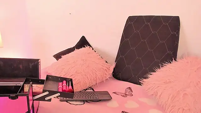 Snapshot of SophieRossi chatting on November 26, 4:23 am SophieRossi online show from November 26, 4:23 am